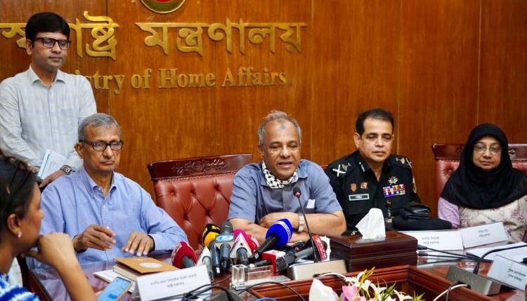 নির্ধারিত পশুর হাটের উদ্দেশে যাওয়া গাড়ি মাঝপথে থামানো যাবে না : স্বরাষ্ট্র উপদেষ্টা