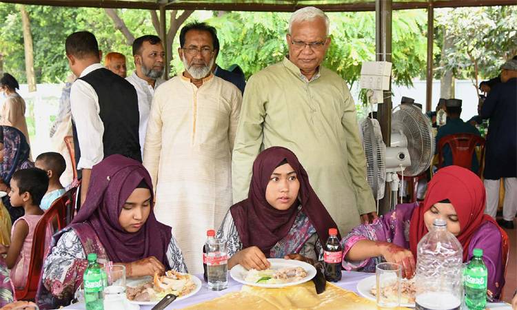 সুবিধাবঞ্চিত শিশুদের সঙ্গে ঈদ-পরবর্তী শুভেচ্ছা  বিনিময় করলেন সমাজকল্যাণ মন্ত্রী