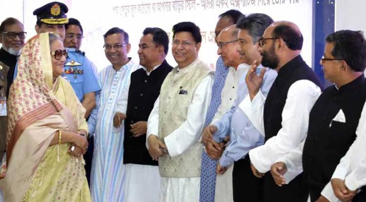 লন্ডন সফর শেষে দেশে ফিরলেন প্রধানমন্ত্রী