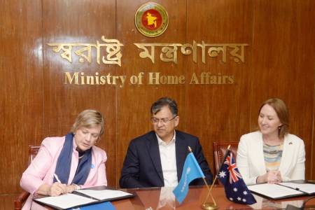 স্বরাষ্ট্রমন্ত্রীর উপস্থিতিতে রোহিঙ্গা জনগোষ্ঠীর জন্য মানবিক সহায়তা সংক্রান্ত চুক্তি স্বাক্ষর