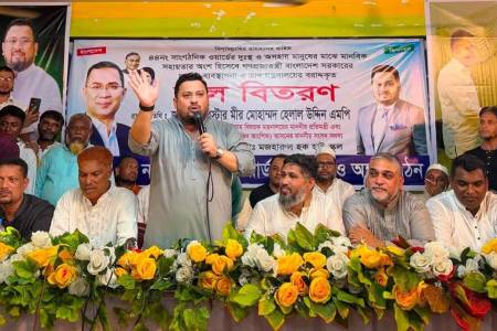 চট্টগ্রাম ও হাটহাজারীতে মানবিক সহায়তা প্রদান করলেন ভূমি এবং পার্বত্য চট্টগ্রাম বিষয়ক প্রতিমন্ত্রী 