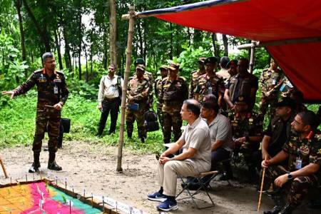 সেনাবাহিনীর গ্রীষ্মকালীন মহড়া আকস্মিক পরিদর্শনে প্রধানমন্ত্রী