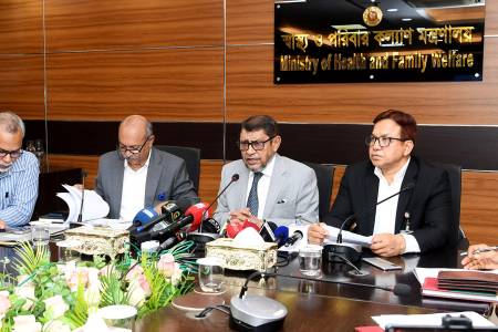 বন্যাকবলিত জেলার স্বাস্থ্যকর্মীদের ছুটি বাতিল : স্বাস্থ্যমন্ত্রী